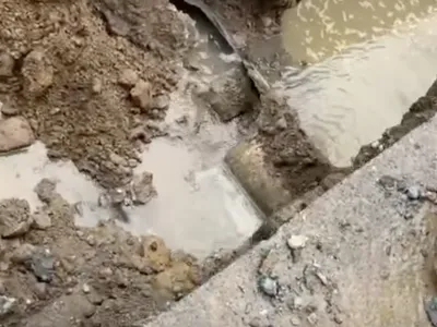 Trabajos de Empresa Constructora en la Costanera rompen matriz de aguas servidas y obligan a corte de agua de emergencia