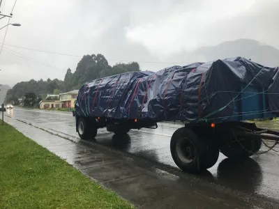 Tres mil tejuelas de alerce sin guía provenientes de Puerto Varas se detectaron en fiscalización de carretera en Chaitén