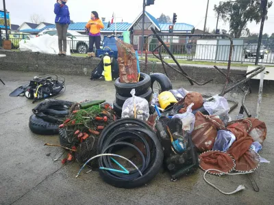Una tonelada y media de basura sacaron del Fondo Lacustre Grupo de Buzos Los Cangrejos