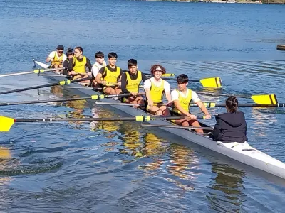 Viento Sur y Viento y Marea remaron con fuerza en regata Héroes de Iquique