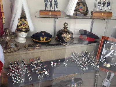 Volvió Exposición “Honor a las Glorias del Ejército” a vitrina de Zapatería Peters de Puerto Varas